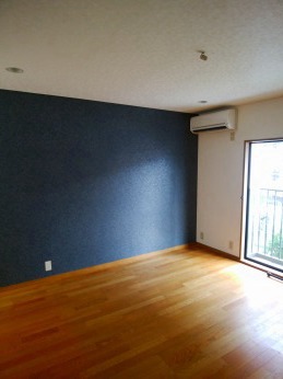 寝室のクロス張替え　天井と三面は地模様のあるホワイトで一面を紺色の壁紙に張替え