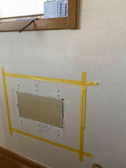 カベ穴 補修中 カベ穴 補修中