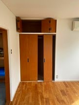 クローゼット扉 ダイノックシート貼り 施工前 木目の汚れ クローゼット扉 ダイノックシート貼り 施工前 木目の汚れ
