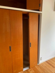 クローゼット扉 ダイノックシート張り 施工前 汚れた木目の扉 クローゼット扉 ダイノックシート張り 施工前 汚れた木目の扉