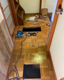 玄関床 穴あけ補強 ぶかぶか コンパネ補強 玄関床 穴あけ補強 ぶかぶか コンパネ補強