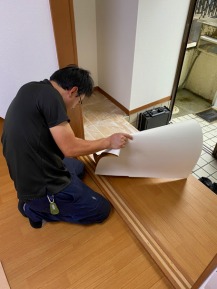 クッションフロア 丁寧に貼っていく クッションフロア 丁寧に貼っていく