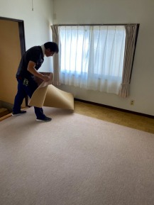 ジュウタンを少しずつ、カットしながら剥がしていきます。 ジュウタンを少しずつ、カットしながら剥がしていきます。