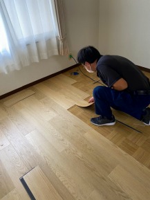 クッションフロアを隙間なく敷き詰める クッションフロアを隙間なく敷き詰める
