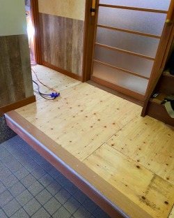 玄関床 ぶかぶか補強 玄関カマチダイノック貼り フロアータイル 玄関床 ぶかぶか補強 玄関カマチダイノック貼り フロアータイル