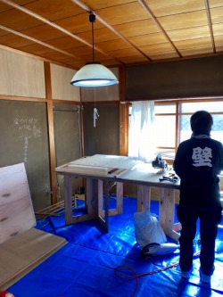 施工中 土壁にベニヤ板を貼る 施工中 土壁にベニヤ板を貼る