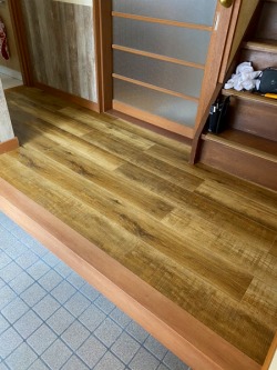 完成 玄関 穴あけ補強 コンパネ補強 タイル ダイノック貼り 完成 玄関 穴あけ補強 コンパネ補強 タイル ダイノック貼り