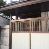 玄関口の扉にダイノックフイルムを貼らせて頂きました。