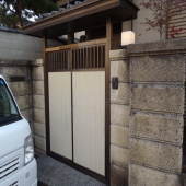 玄関口の扉のシート貼り