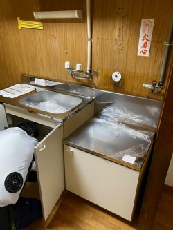 新品 キッチン 取り付け作業中 新品 キッチン 取り付け作業中