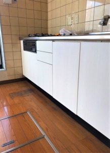 キッチン ダイノックシート 張替え後 床とお揃い グレーの木目調 キッチン ダイノックシート 張替え後 床とお揃い グレーの木目調