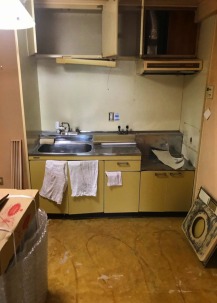 施工前 キッチン 台所 マンション 棚も歪んでいる 色あせ 施工前 キッチン 台所 マンション 棚も歪んでいる 色あせ