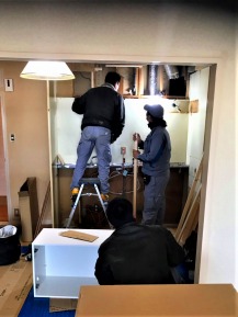 キッチンを外す作業 二人がかり キッチンを外す作業 二人がかり