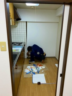 壁紙 張替え中 見えにくいところも丁寧に 壁紙 張替え中 見えにくいところも丁寧に