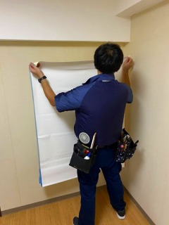 壁紙　張替え作業中　