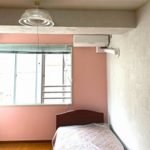 お部屋 全体図 完成 アクセントにピンク 他3面 地模様の入ったホワイトクロス お部屋 全体図 完成 アクセントにピンク 他3面 地模様の入ったホワイトクロス
