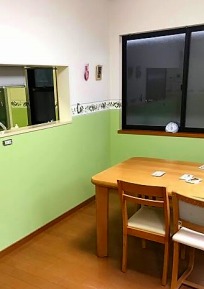 施工後 真ん中に帯状のクロス(10~15センチ幅)を入れる 上がホワイト 下がイエローグリーン 施工後 真ん中に帯状のクロス(10~15センチ幅)を入れる 上がホワイト 下がイエローグリーン