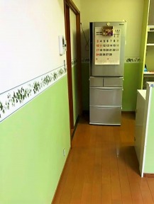 施工後 真ん中に帯状のクロス(10~15センチ幅)を入れる 上がホワイト 下がイエローグリーン 施工後 真ん中に帯状のクロス(10~15センチ幅)を入れる 上がホワイト 下がイエローグリーン