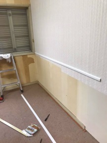 施工前 古い壁紙をめくり、モールディングの取り付け 施工前 古い壁紙をめくり、モールディングの取り付け