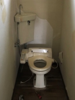 トイレの床 クロス 取り換え前 トイレの床 クロス 取り換え前