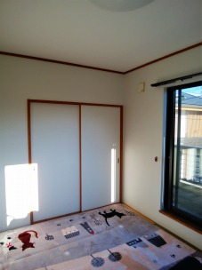 真っ白になったお部屋に「見違えるほどきれいになった」と喜んでいただきました。 真っ白になったお部屋に「見違えるほどきれいになった」と喜んでいただきました。