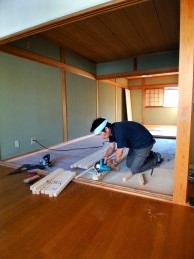 一本ずつ床の長さに揃えて切っていきます 一本ずつ床の長さに揃えて切っていきます