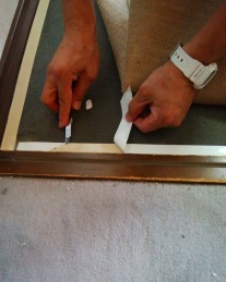 絨毯を敷き詰めるお部屋の端に両面テープを敷き詰める 絨毯を敷き詰めるお部屋の端に両面テープを敷き詰める