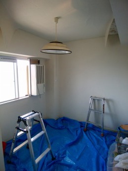 マンションクロス張替え 経年劣化のため天井のクロスがはがれてきている マンションクロス張替え 経年劣化のため天井のクロスがはがれてきている