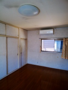 before 2度目のご依頼 年数の経った壁紙をホワイトに張替え before 2度目のご依頼 年数の経った壁紙をホワイトに張替え