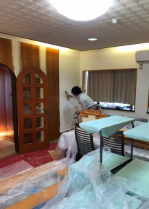 パテ処理をしてボンドプライマー塗布後 クロス貼り 作業 パテ処理をしてボンドプライマー塗布後 クロス貼り 作業