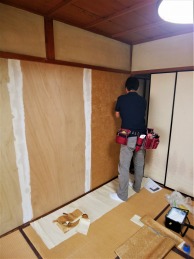 民泊リノベーション 工程作業 壁紙を貼る 民泊リノベーション 工程作業 壁紙を貼る