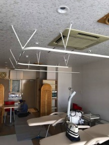 メナード化粧品サロン店舗 天井の壁紙 白地に模様 ダウンライト 配置 間仕切りカーテン 取り付け メナード化粧品サロン店舗 天井の壁紙 白地に模様 ダウンライト 配置 間仕切りカーテン 取り付け