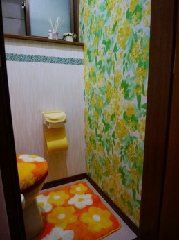 トイレ アクセントクロス 一面だけピンク無地から黄色の花柄へ 変更後 トイレ アクセントクロス 一面だけピンク無地から黄色の花柄へ 変更後