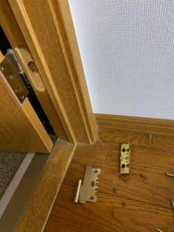 扉の蝶番調整 before 扉の蝶番調整 before