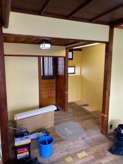 京 町屋 2階 キッチン 撤去 完了 クロスをクリーム色に 京 町屋 2階 キッチン 撤去 完了 クロスをクリーム色に