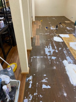 激しく傷んだ廊下 激しく傷んだ廊下