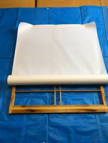 障子の張り替え のりを塗って貼り付け作業 障子の張り替え のりを塗って貼り付け作業