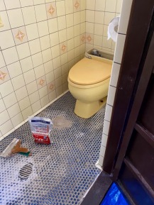 トイレの床タイルからクッションフロアへ 作業途中 トイレの床タイルからクッションフロアへ 作業途中