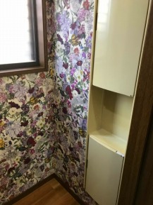 トイレのクロス張替え 棚 壁 大胆な花柄 華やぎ 完成 トイレのクロス張替え 棚 壁 大胆な花柄 華やぎ 完成