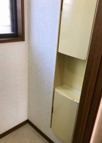 トイレのクロス張替え　壁　棚　変色　汚れ　シミ