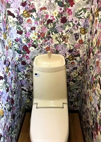 トイレのクロス張替え　完成　鮮やか　華やか　綺麗