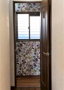 トイレのクロス張替え 廊下側からの写真 華やか 完成 トイレのクロス張替え 廊下側からの写真 華やか 完成
