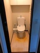 トイレのクロス張替え前画像　床も　ホワイトの壁紙　床はベージュ