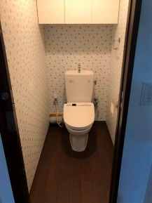 施工後の写真　小さな空間　床はトイレドア枠と同じこげ茶に　落ち着いた空間になりました。雰囲気もよし